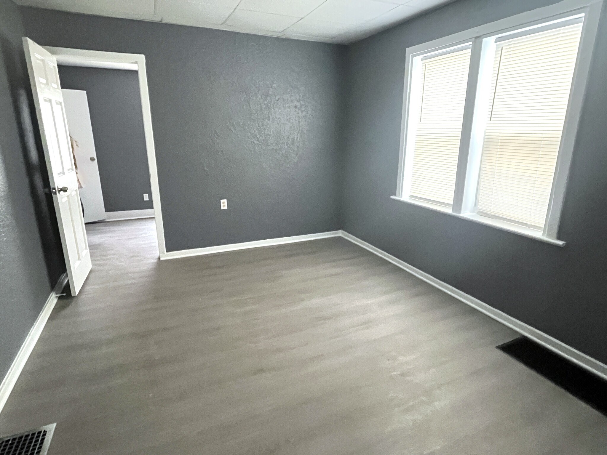 Building Photo - 909 W 17th St