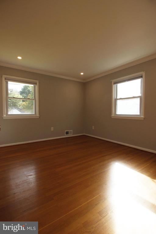 Building Photo - 102 Yeonas Dr SE