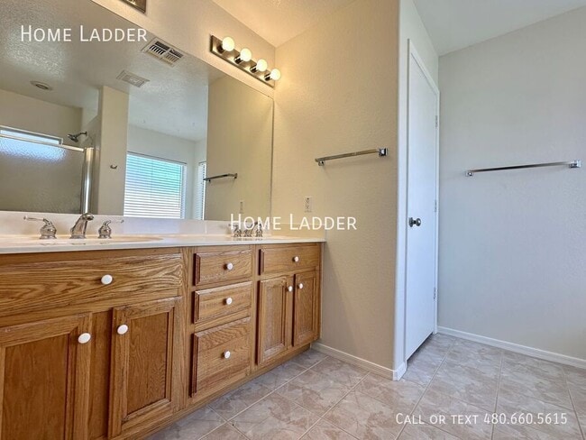 Building Photo - 654 W Country Estates Ave