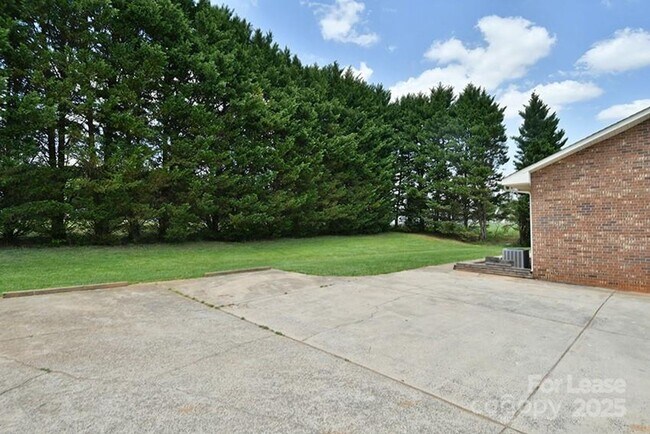 Building Photo - 150 Glen Gar Drive Professionally Managed ...