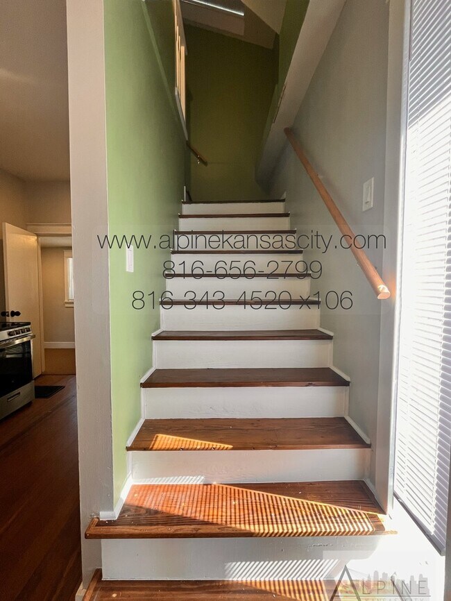 Building Photo - Cute HOUSE in Gillham Plaza, Gated Off Street Parking!