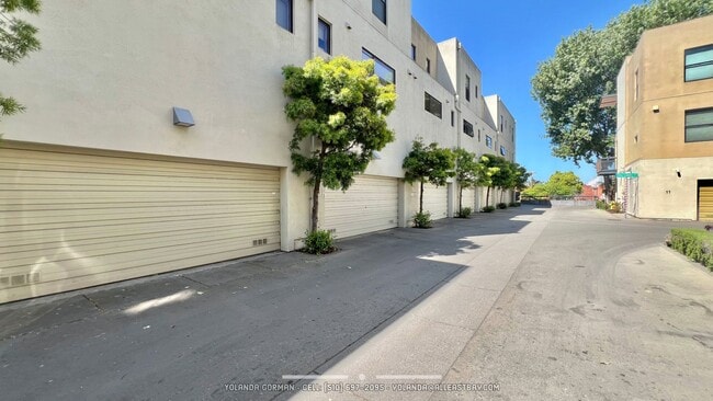 Building Photo - Stylish and modern loft-like 2 bedroom 2.5 bath condo in an urban oasis!