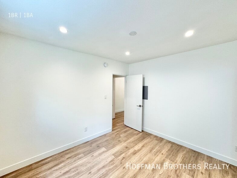 Building Photo - 859 S New Hampshire Ave