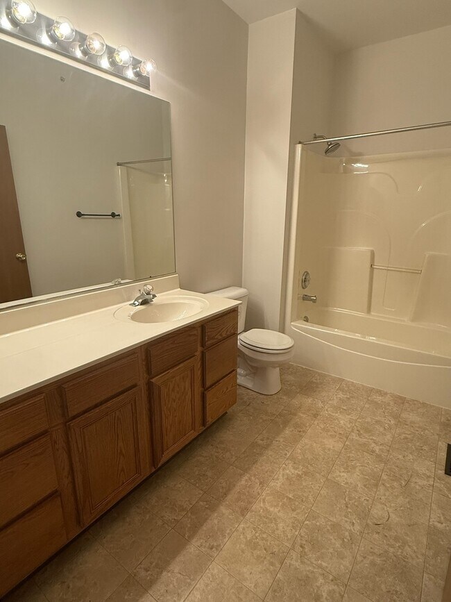 Building Photo - 3317 Stratford Ct