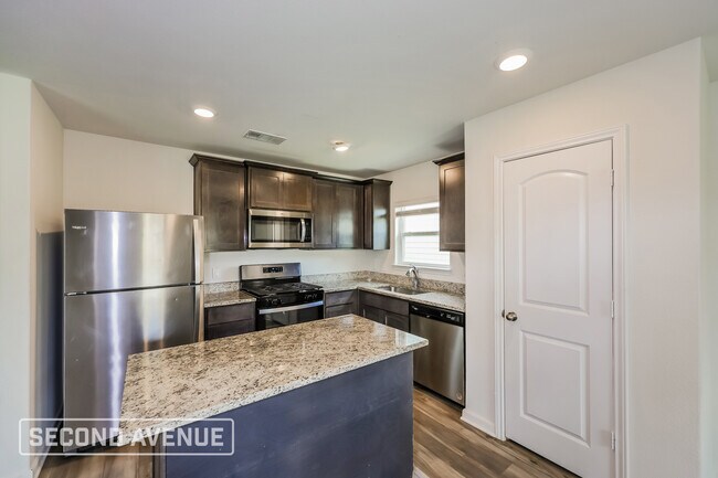 Building Photo - 1321 Woodwinds Dr