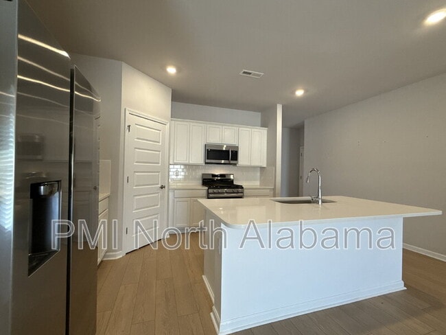 Building Photo - 280 Shangrila Wy