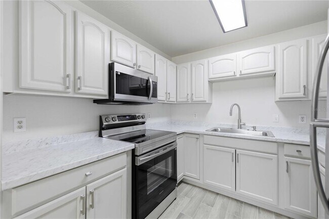 Building Photo - 712 NE 26th St