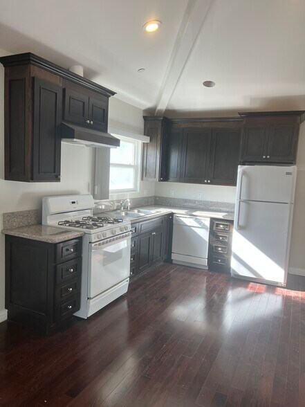 Kitchen - 1250 Edris Dr