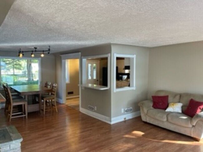 Building Photo - Lake Oakland Lakefront Home - 3 Bedroom 2 ...