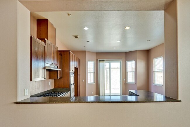 Building Photo - Spacious 3 Bedroom, 2 Bathroom Home with D...