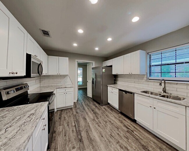 Building Photo - 611 Arbor Creek Dr