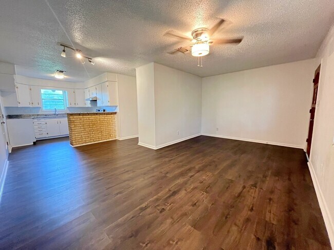 Building Photo - 409 La Bradford Dr