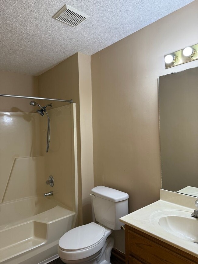 Building Photo - 156 Lakeside Dr