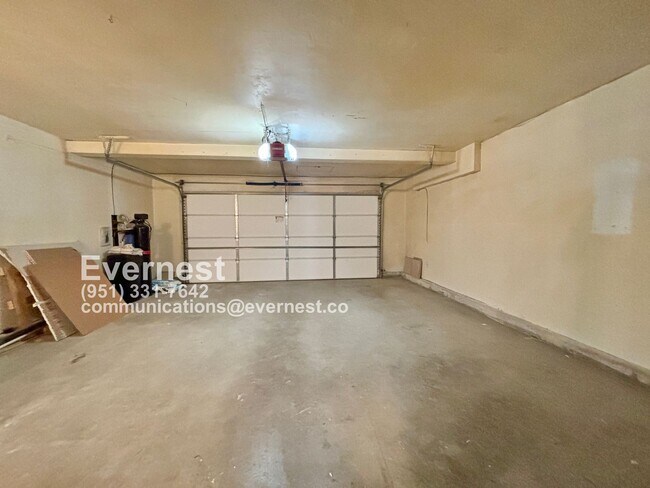 Building Photo - 3-Bedroom, 2.5-Bathroom Home with Modern A...