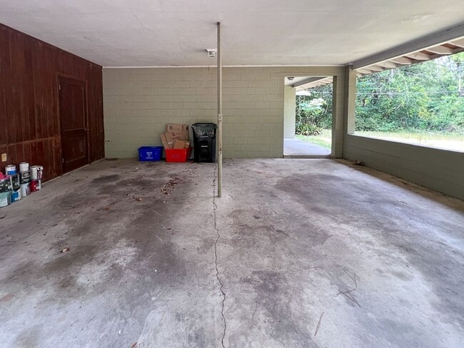 Building Photo - Centrally Located 3BR/2BA House - Availabl...
