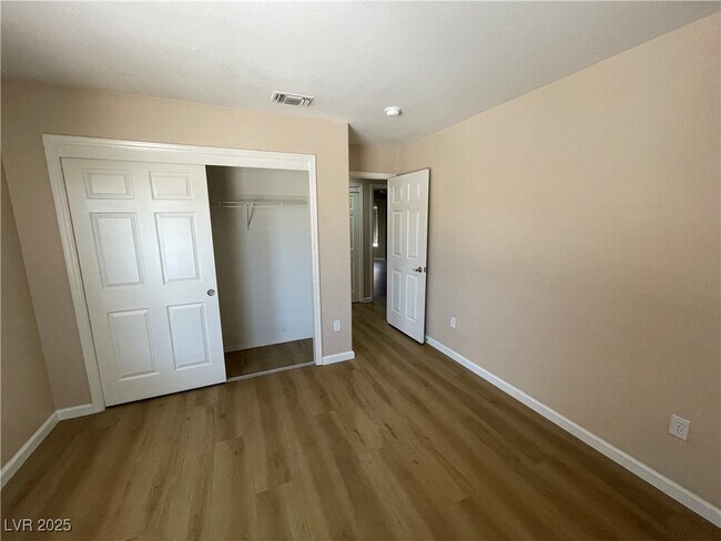 Building Photo - 9401 Villa Ridge Dr