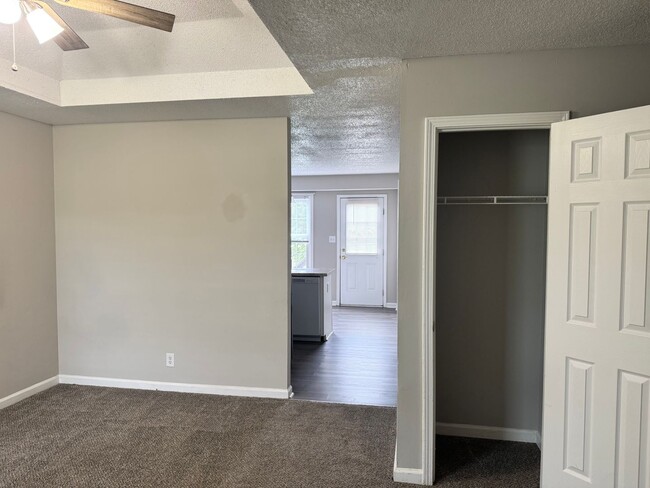Building Photo - **Just listed**