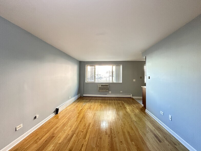 Building Photo - 5820 N Sheridan Rd