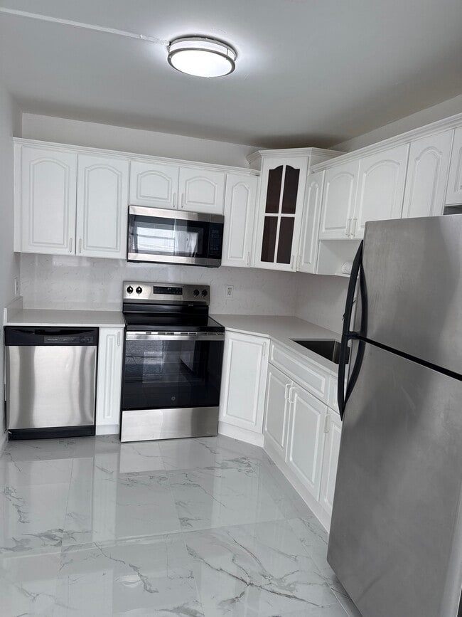 Building Photo - 1005E