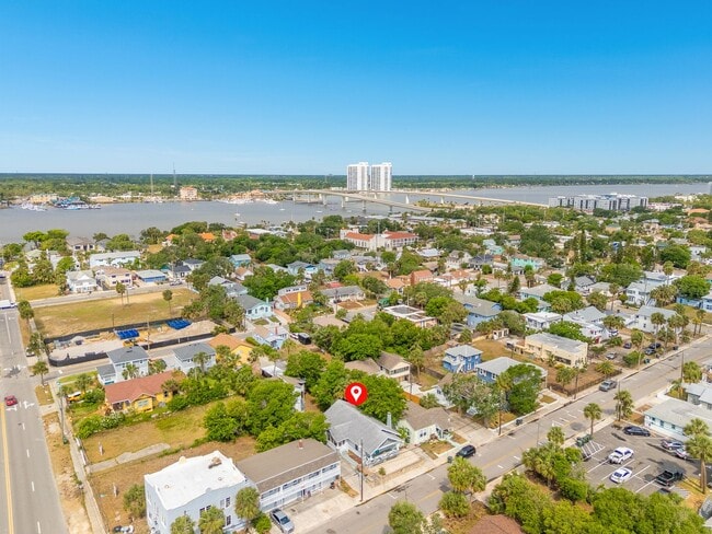 Building Photo - Charming 2 Bed, 2 Bath Home Near the World...