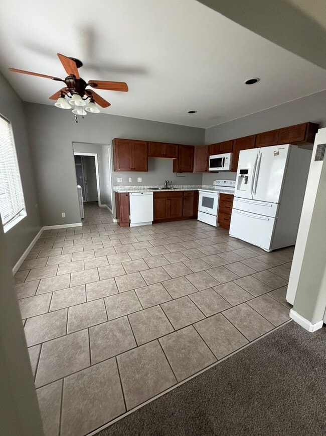 Building Photo - 3 Bedroom, 2 Bathroom Home - Located near Sky Lakes and Oregon Tech!