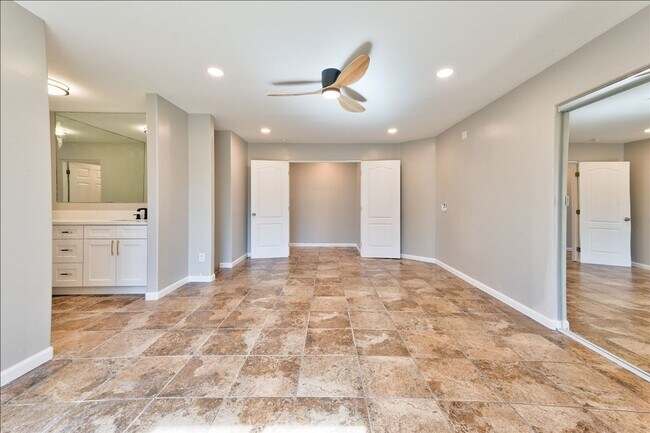 Building Photo - 880 La Terraza Blvd