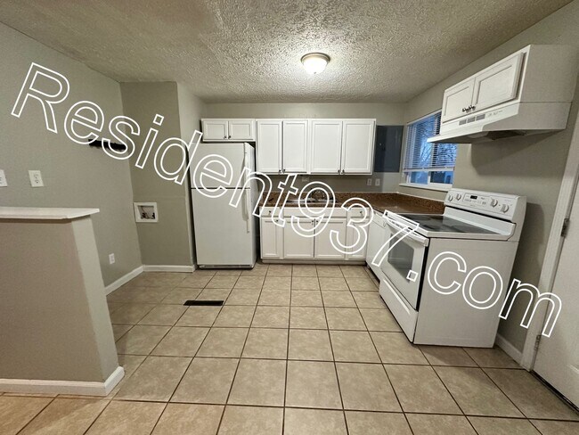 Building Photo - 3 Bed 2 bath Home