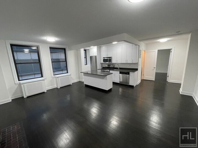 Building Photo - 145 W 55th St