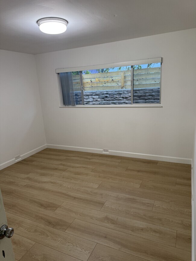 Building Photo - 1833 Toyon Ln