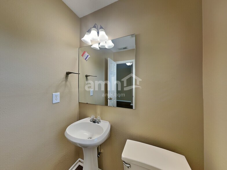Building Photo - 15065 Fawn Hollow Ln