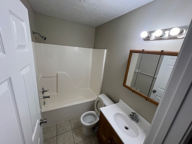 Building Photo - Spacious 3 bedroom 2.5 bath home.