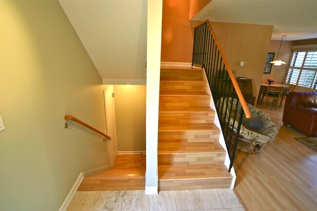 Building Photo - Incredible East Beach Town-Home unfurnishe...