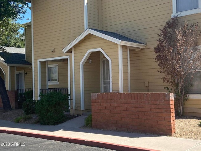 Building Photo - 2 bedroom townhome!