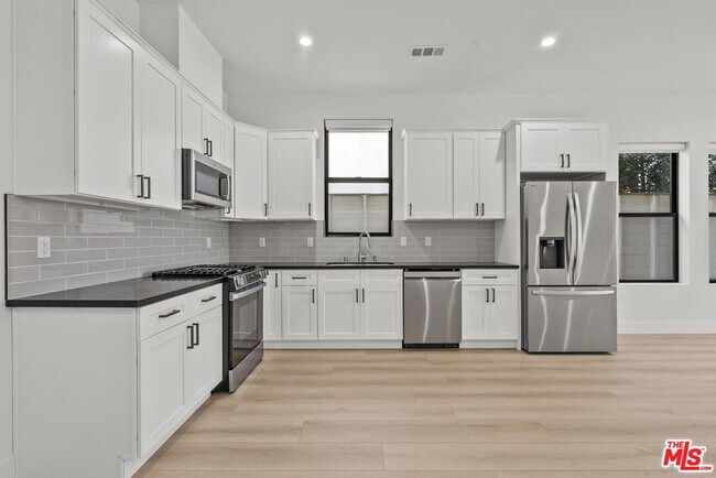 Building Photo - 521 N Martel Ave