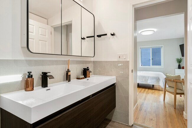 Building Photo - Beautiful Home for Rent in Bellevue