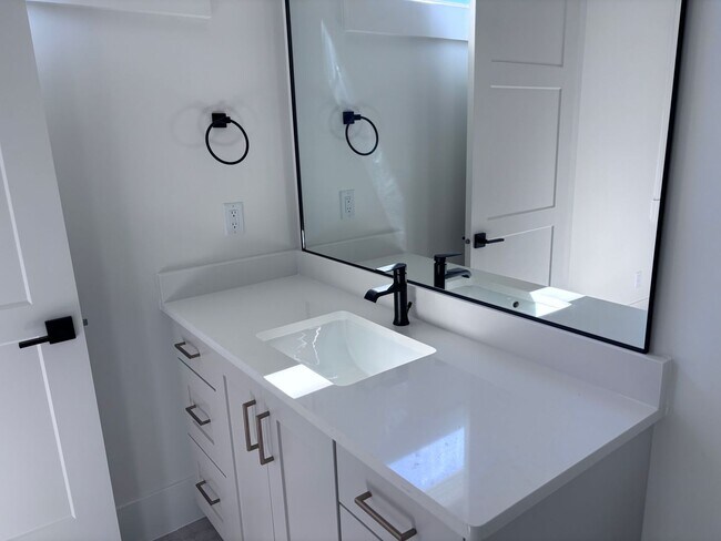 Building Photo - Beautiful 5 bed 4 bath home in Desert Canyon