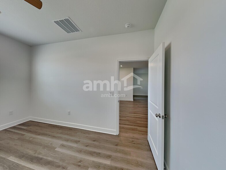 Building Photo - 3007 19th Ave W