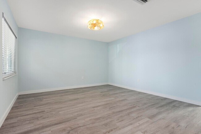 Building Photo - GORGEOUS FULLY RENOVATED 1st FLOOR 2 BEDROOM 1 BATHROOM CONDO LOCATED JUST 5 MINUTES FROM VENICE ...