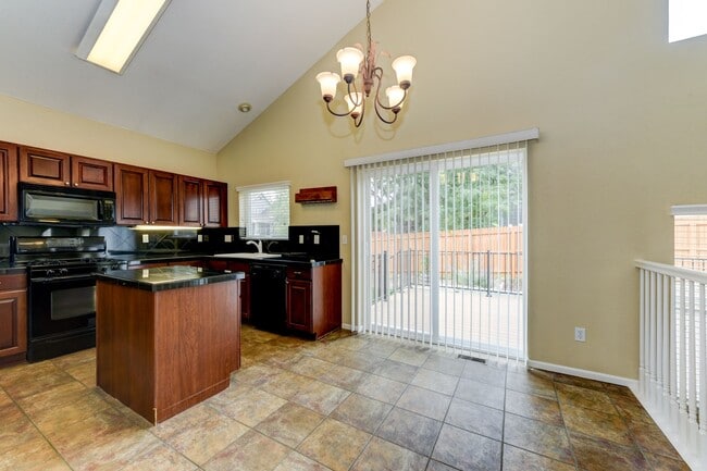 Building Photo - Beautifully Updated 3-Bed Home in Arapahoe...