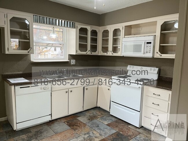 Building Photo - Updated Independence Duplex, Fort Osage SD