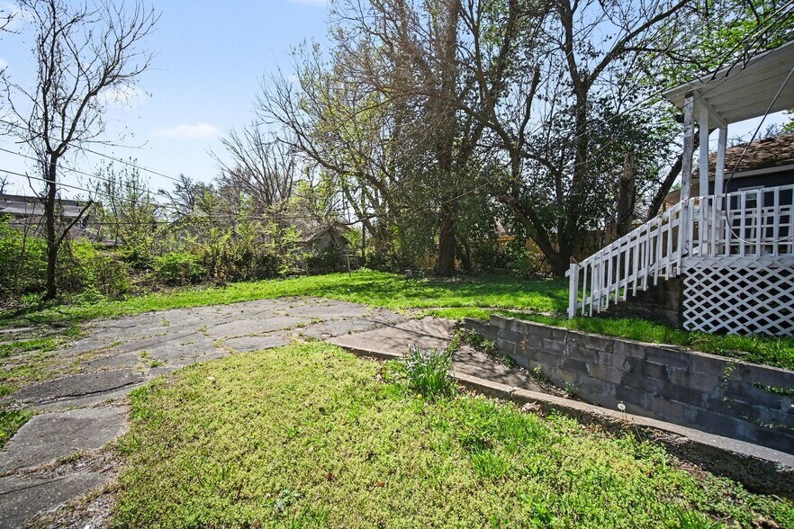 Building Photo - 2407 E 67th Terrace