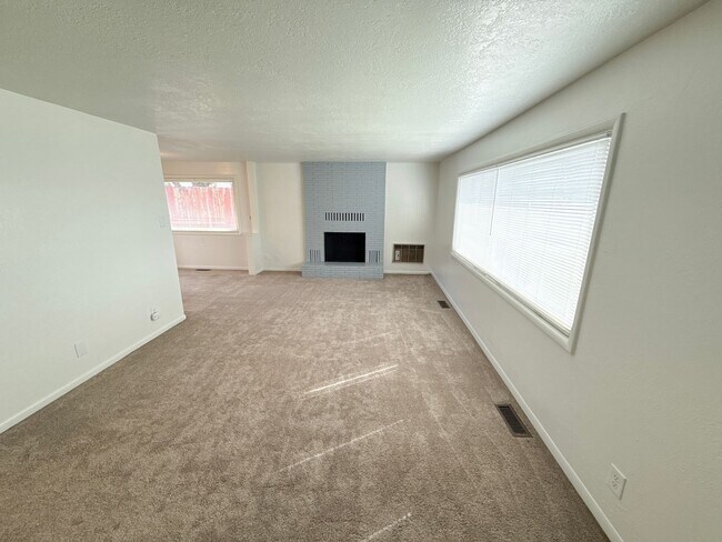 Building Photo - 3 Bedroom, 1.5 Bath House in Pacific Terrace neighborhood