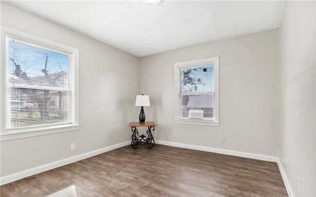 Building Photo - Updated 4-bedroom 2-bathroom home!  Housin...