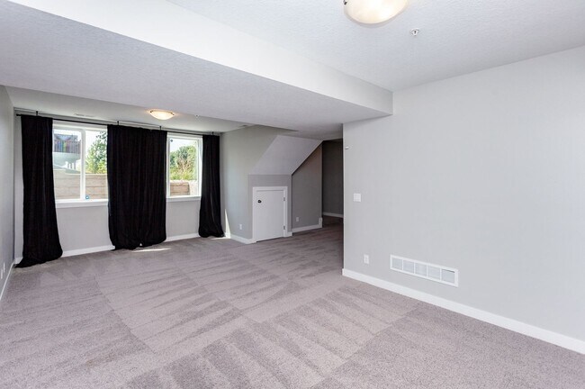 Building Photo - HUGE TOWNHOME!! 2 Bedroom, 3.5 Bathroom Townhome in Grimes!