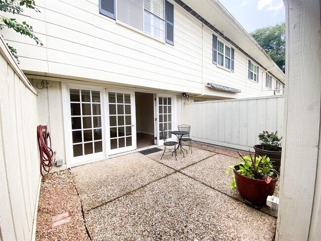 Building Photo - 471 Bendwood Dr