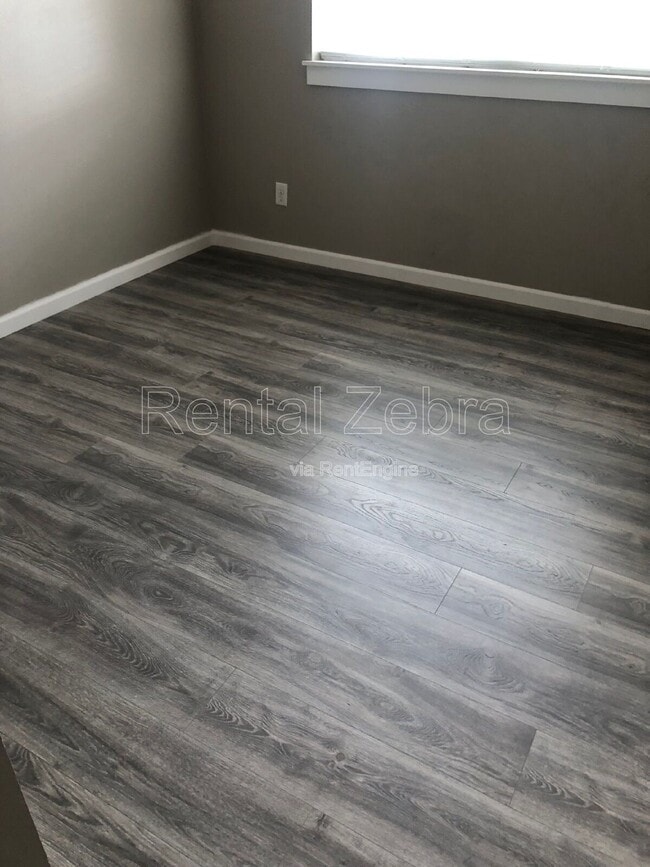 Building Photo - 5 SW Roosevelt Ave