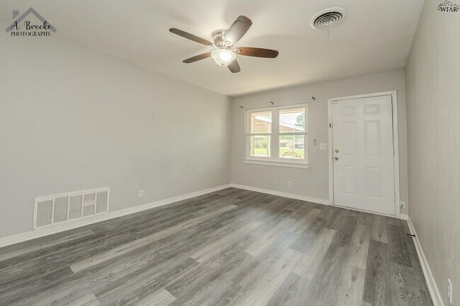 Building Photo - 1400 Phoenix Dr