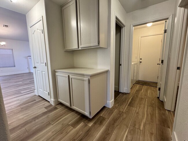 Building Photo - Gorgeous single story home!!