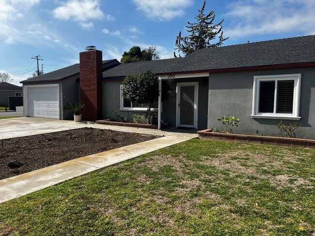 Building Photo - Costa Mesa Living