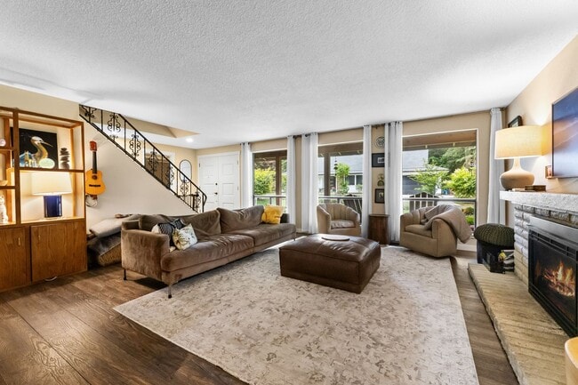 Building Photo - University Place 4 Bed/3 Bath